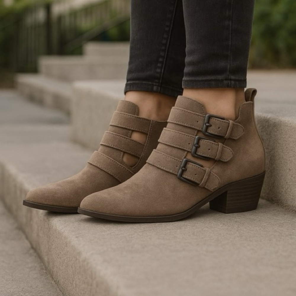 Universal Thread Buckle Booties Taupe Faux Suede – Size 9